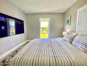 1 slaapkamer, een bureau, een strijkplank/strijkijzer, reisbedje