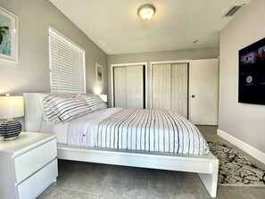 1 dormitorio, escritorio, tabla de planchar con plancha y cuna de viaje