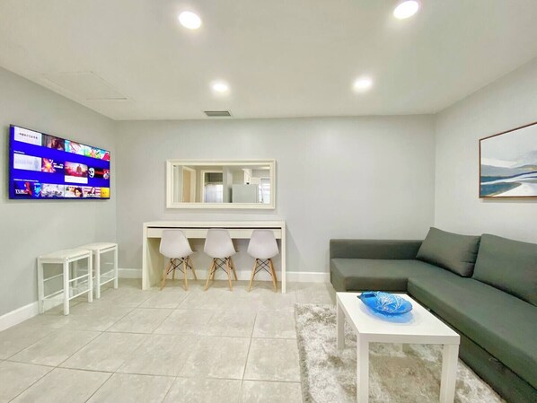 Una Smart TV, una oficina