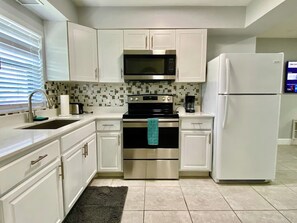 Een koelkast, een magnetron, een oven, een kookplaat