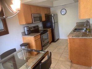 Kjøleskap, mikrobølgeovn, ovn og kokeplater