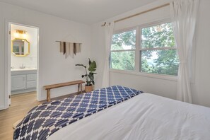 4 bedrooms, desk, travel cot, WiFi