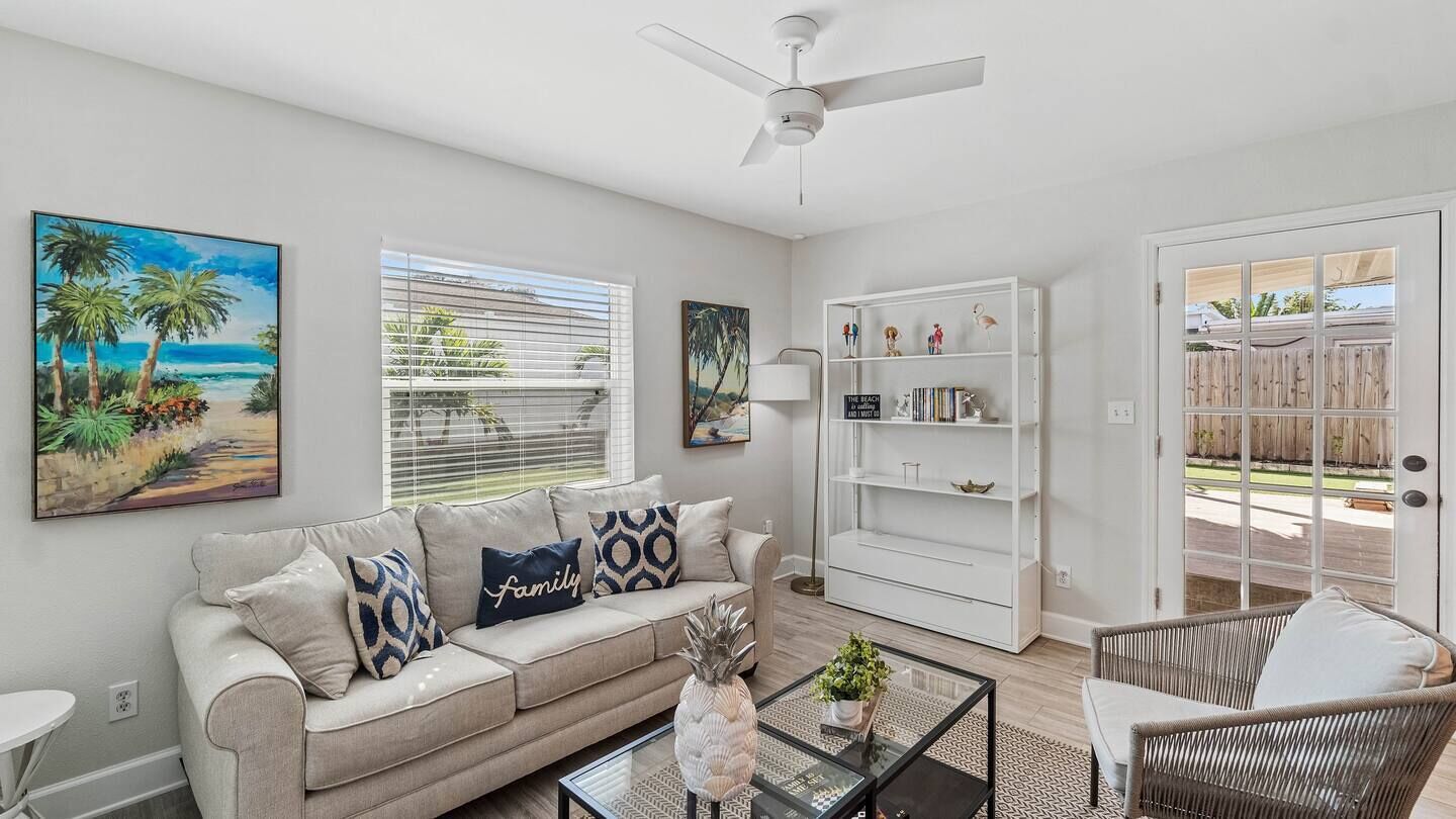 Gorgeous home 10 minutes to Madeira Beach with jacuzzi.