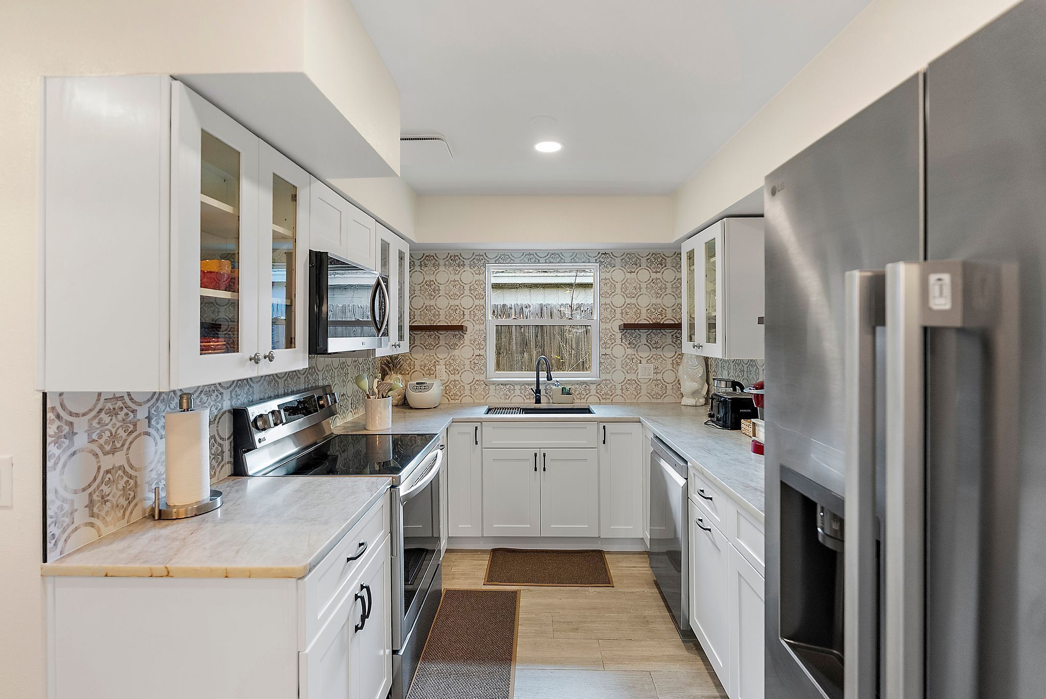 Kjøleskap, mikrobølgeovn, ovn og kokeplater