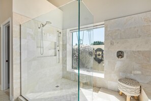 Douche, sèche-cheveux, serviettes fournies, savon