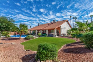 Exterior - SPRAWLING MILLION DOLLAR ARROWHEAD ESTATE POOL SPA, 2 KING BEDS, STADIUM TOPGOLF (Glendale)
