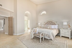 4 bedrooms, desk, free WiFi, bed sheets - SPRAWLING MILLION DOLLAR ARROWHEAD ESTATE POOL SPA, 2 KING BEDS, STADIUM TOPGOLF (Glendale)
