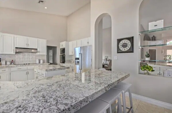 Fridge, microwave, oven, stovetop - SPRAWLING MILLION DOLLAR ARROWHEAD ESTATE POOL SPA, 2 KING BEDS, STADIUM TOPGOLF (Glendale)