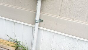 Una caja de servicios instalada en una pared, con una mano extendiéndose hacia ella.