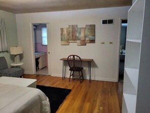 3 bedrooms, WiFi - Welcome to Retro House! Take a trip back in time. (Indianapolis)