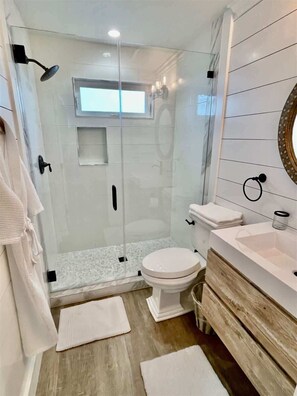 Combined shower/bathtub, hair dryer, towels - 2BATH LUX Casita 216A | Ocean and Bay Steps Away (Newport Beach)
