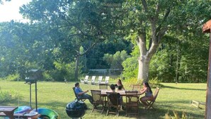 Outdoor dining - River Retreat in Mid-Modern Home in Park Setting (Iowa Falls)