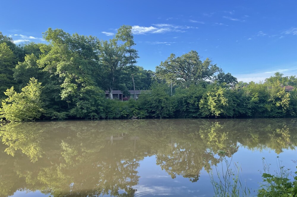 River Retreat in Mid-Modern Home in Park Setting