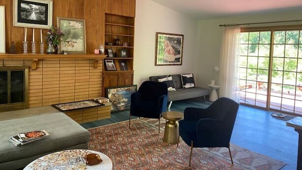 Smart TV, books, computer monitors - River Retreat in Mid-Modern Home in Park Setting (Iowa Falls)