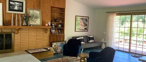 Smart TV, libros y monitor de computadora