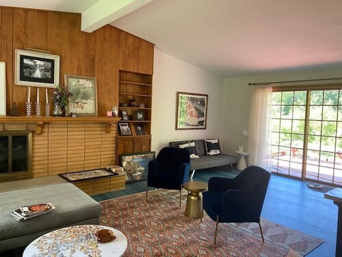 River Retreat in Mid-Modern Home in Park Setting