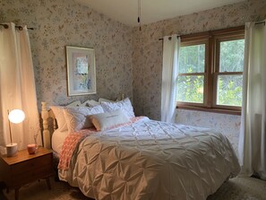 3 bedrooms, desk, iron/ironing board, travel crib