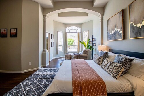 Relax and recharge at this stylish desert retreat with views of rolling desert hills. Enjoy sunsets from the heated pool, dine outdoors, or unwind with a few on the putting green. Perfect for long stays—just 15 minutes from the airport!