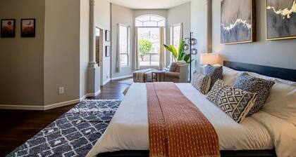 Relax and recharge at this stylish desert retreat with views of rolling desert hills. Enjoy sunsets from the heated pool, dine outdoors, or unwind with a few on the putting green. Perfect for long stays—just 15 minutes from the airport!