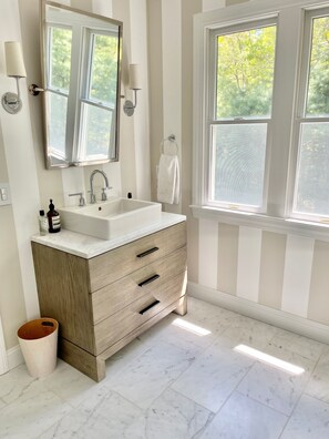 Ensemble douche/baignoire, bidet