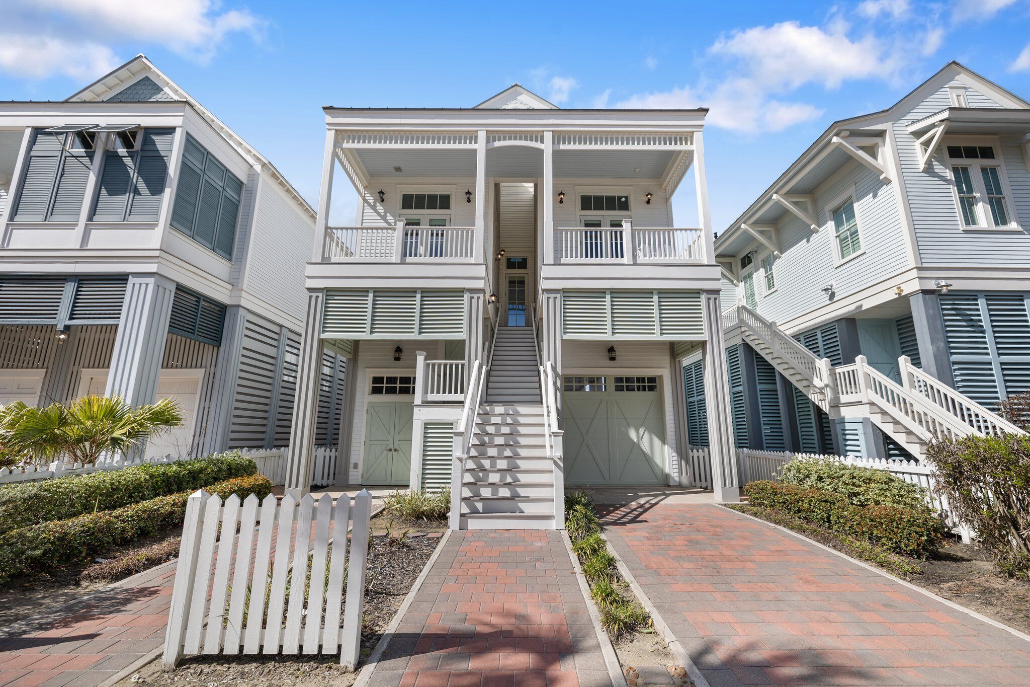 Beachtown Chic Cottage - 4 Bed/3 Baths - With a view of the ship channel!