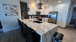 Een koelkast, een magnetron, een oven, een kookplaat