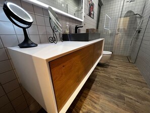 Douche, séchoir à cheveux, serviettes fournies