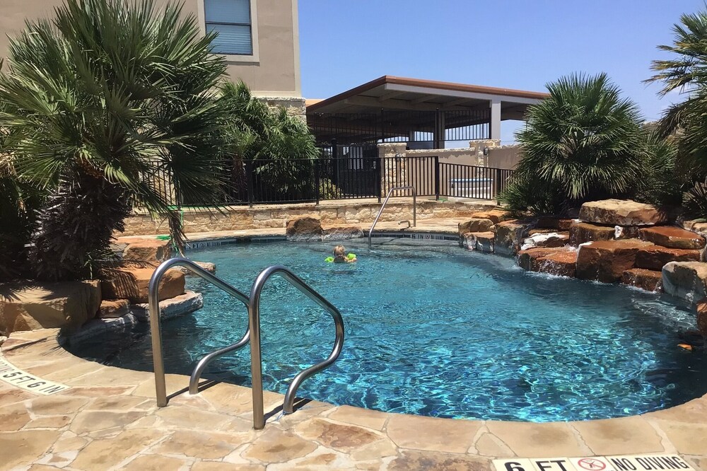 Del Rio, Tx, Condo with pool and lake view!