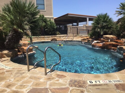 Del Rio, Tx, Condo with pool and lake view!