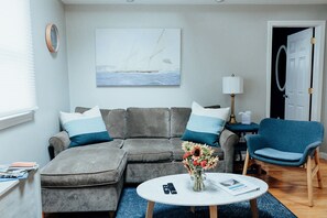 Smart TV, Netflix, Hulu, books - Modern Cape Cod Cottage Close to Everything - outdoor shower! (Eastham)