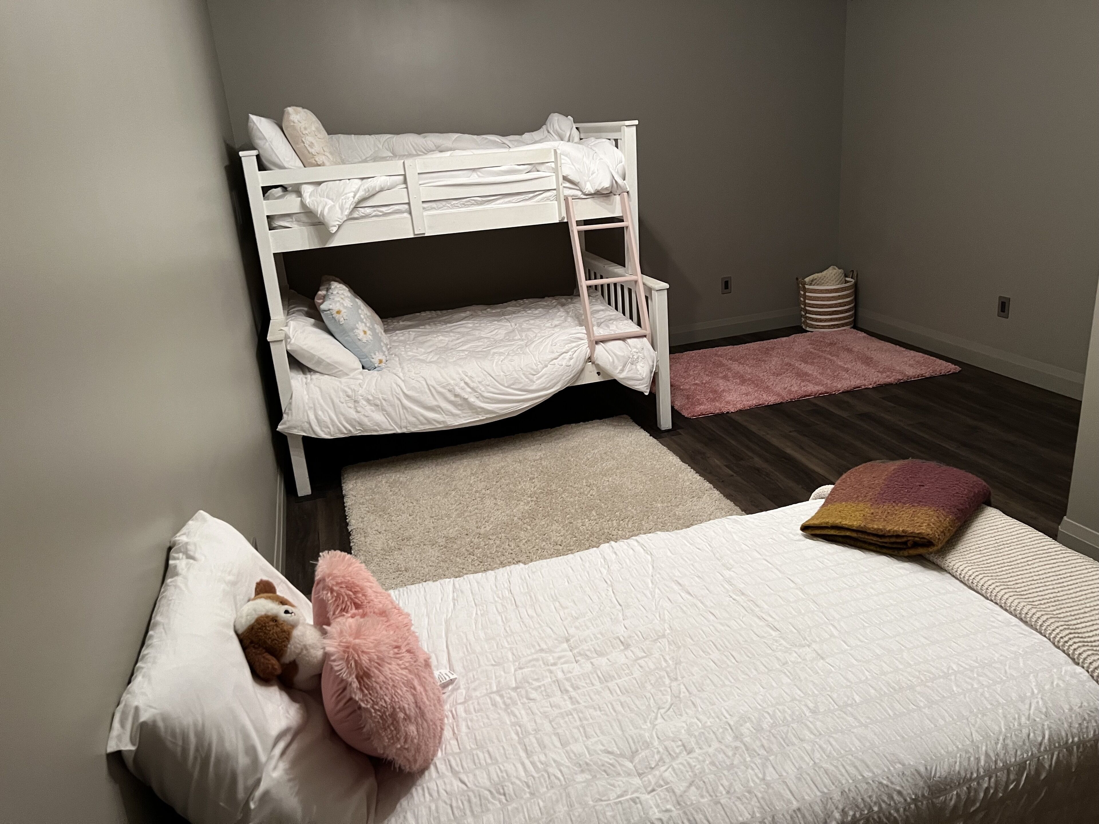 Beautiful Country Estate w/ hot tub, beach access, close to popular towns