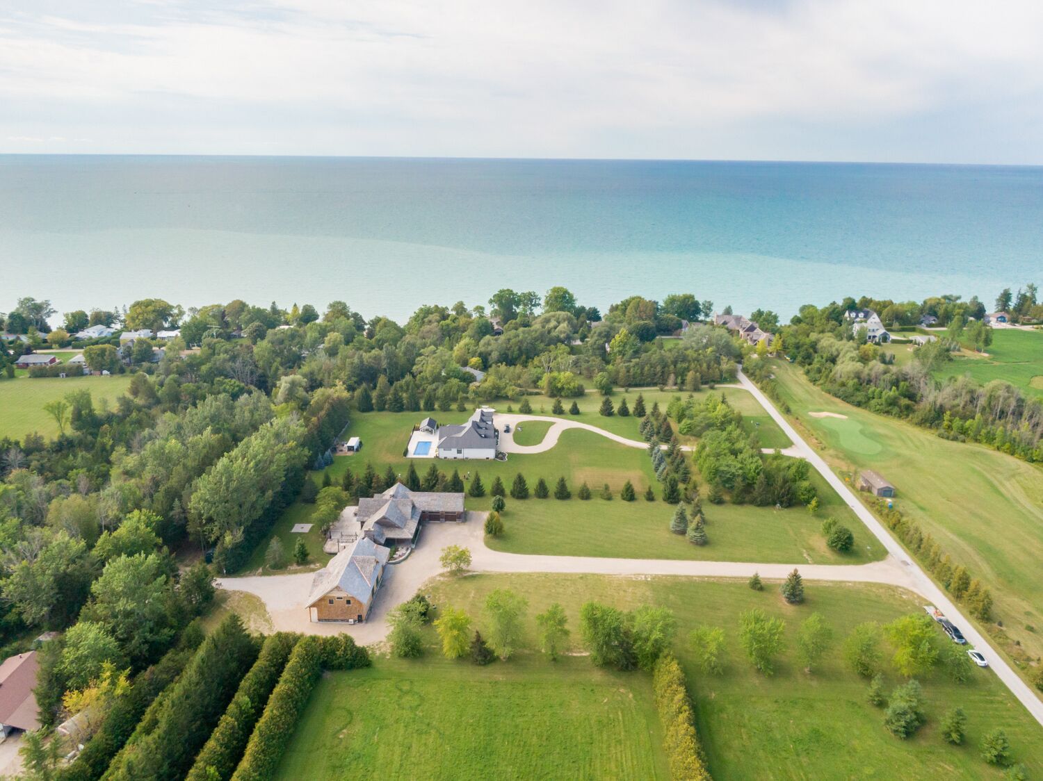 Beautiful Country Estate w/ hot tub, beach access, close to popular towns