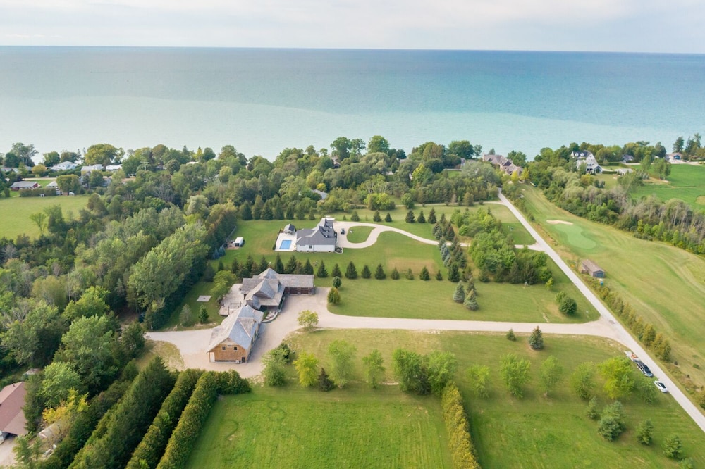 Beautiful Country Estate w/ hot tub, beach access, close to popular towns