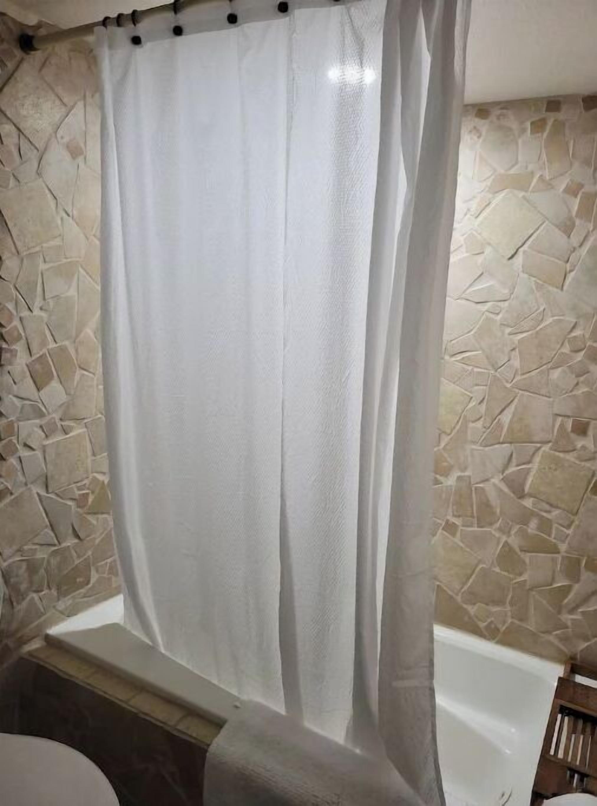 Regadera, secadora de cabello, toallas, jabón 