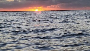 A sunset over a body of water with a clear horizon. - Cozy & Private Home at US Coral Reef Capital (Key Largo)