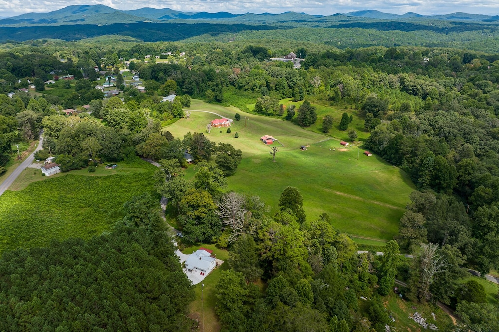 North Georgia Cottage minutes from Blue Ridge and McCaysville!