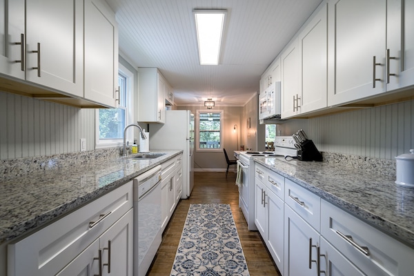 Réfrigérateur, four à micro-ondes, un four, lave-vaisselle