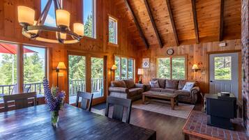 Smart-tv, een open haard, tafelvoetbal en boeken