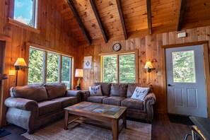 Smart-TV, Kamin, TischfuĂball, BĂŒcher