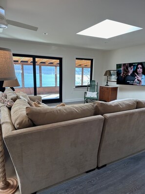 Smart-TV, Kamin, Tischtennisplatte