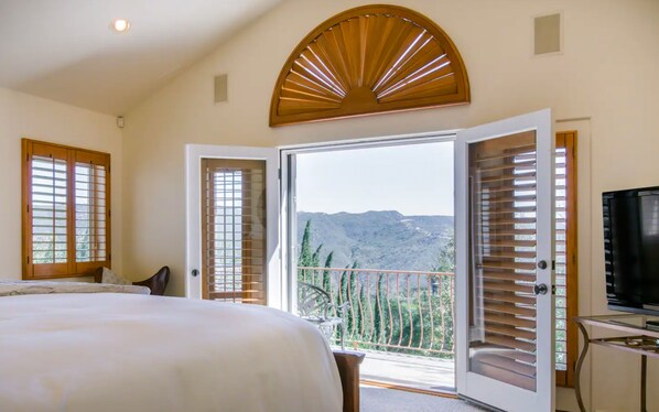 3 bedrooms, desk, iron/ironing board, travel cot