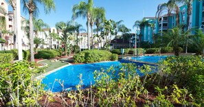 Una piscina al aire libre, una piscina climatizada