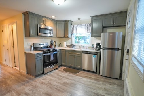 Fave Cape Cod Style Home Retreat: with Main-Level Bedroom bordering Farmington