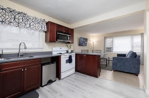 Fridge, microwave, oven, stovetop - Comfy and Equipped for a Small Family - Webster Hill Suite1E (New Britain)