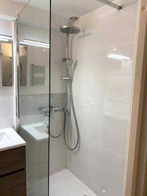 Dusche, Handtücher, Toilettenpapier