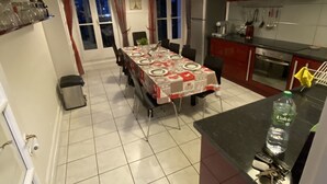 Wasserkocher mit Kaffee-/Teezubehör, Kühlschrank, Mikrowelle, Ofen