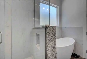 Ensemble douche/baignoire, sèche-cheveux, serviettes fournies, savon