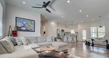 Country feel in this open plan 3 bed/2 bath home.