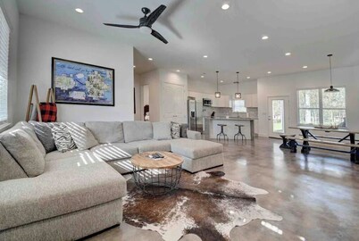 Country feel in this open plan 3 bed/2 bath home.