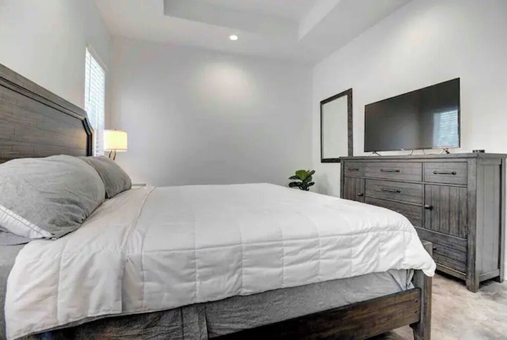 3 habitaciones, escritorio, tabla de planchar con plancha y wifi gratis 